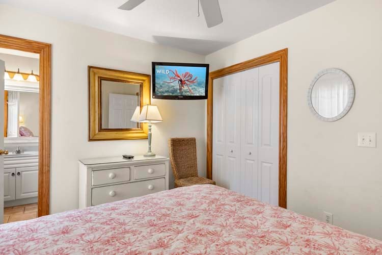 1st Floor Queen with Private Bath