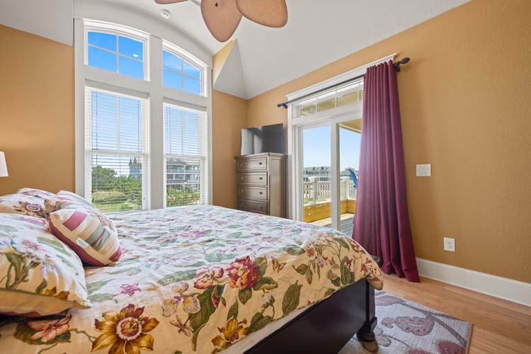 2nd Floor King with Private Bath