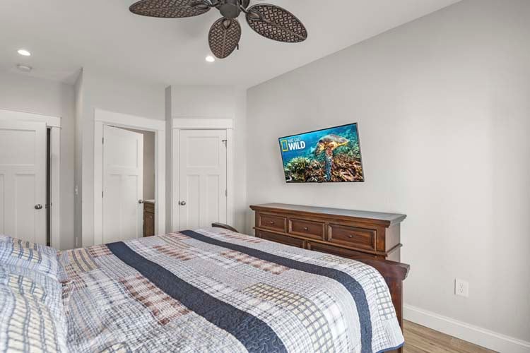 Ground Floor King with Private Bath (25)