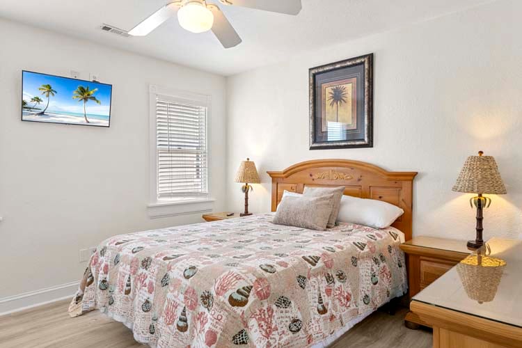 1st Floor Queen Bedroom