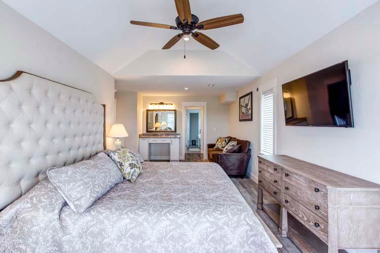 2nd Floor King with Private Bath (1)