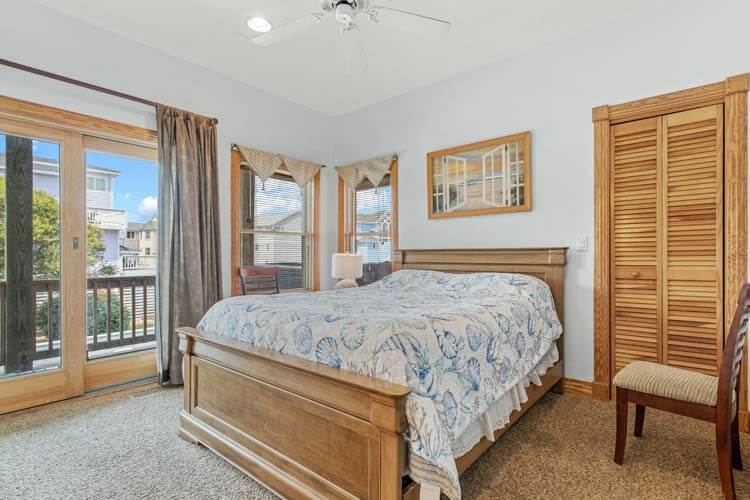 1st Floor Queen with Private Bath