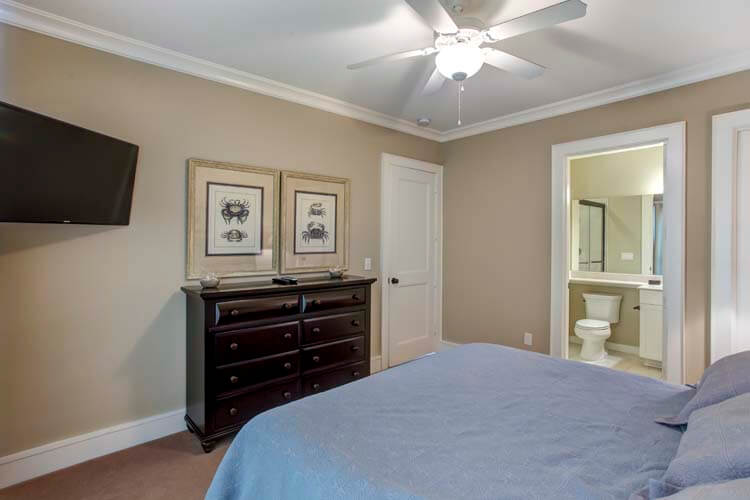 1st Floor Oceanside King with Private Bath