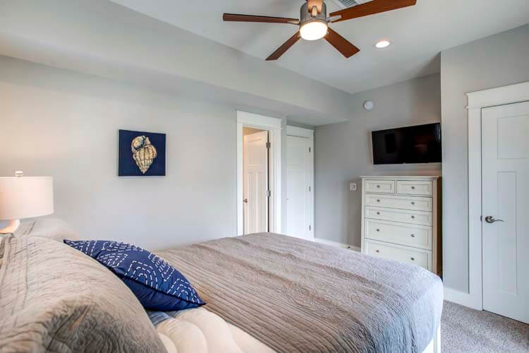 1st Floor Queen with Private Bath