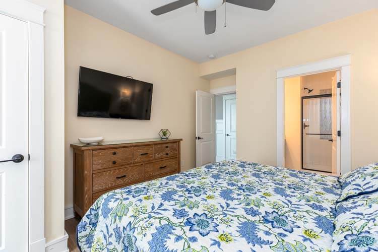 1st Floor King with Private Bath