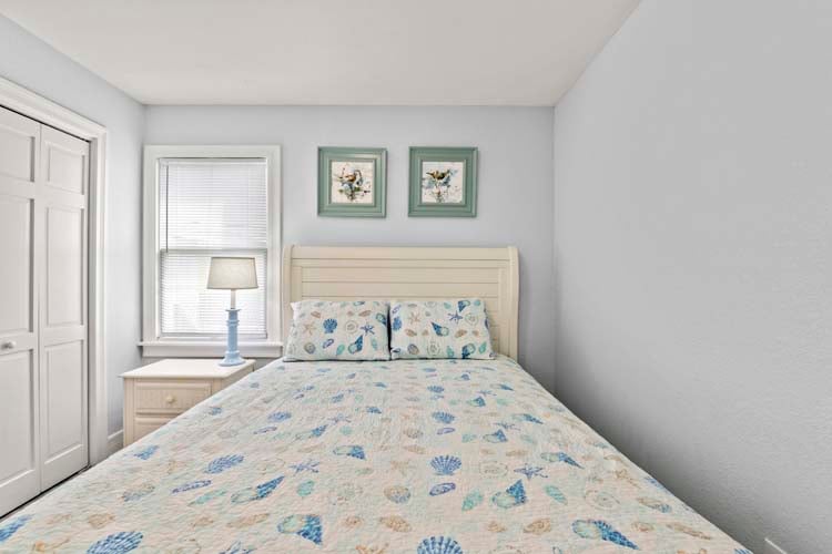 1st Floor Queen Bedroom