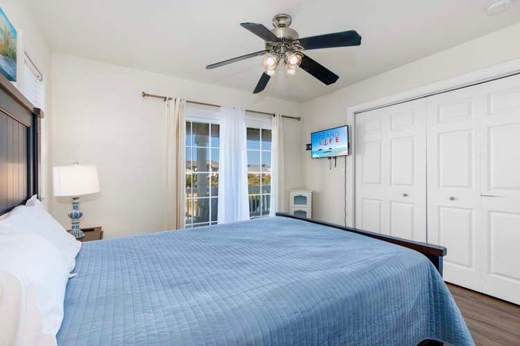 1st Floor Queen with Private Bath