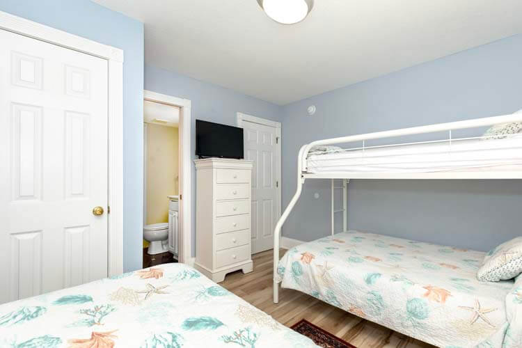 Ground Floor Pyramid Bunk & Twin with Shared Bath