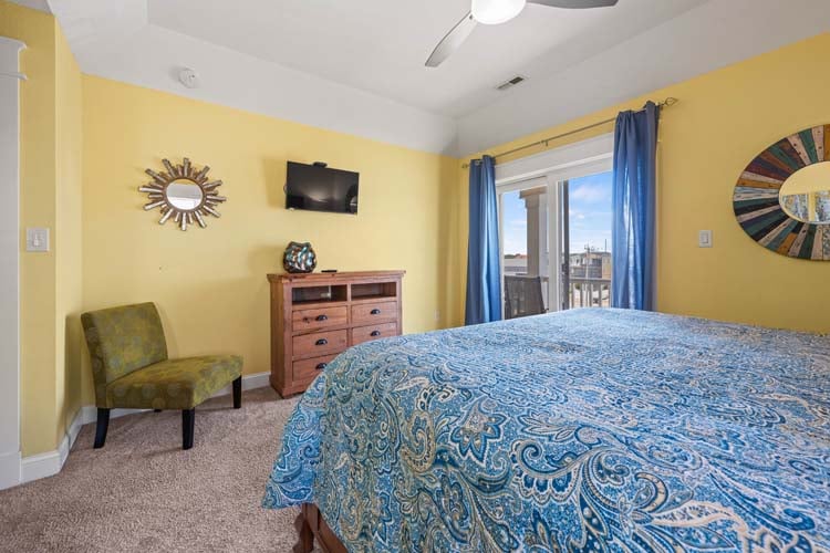 2nd Floor King with Private Bath