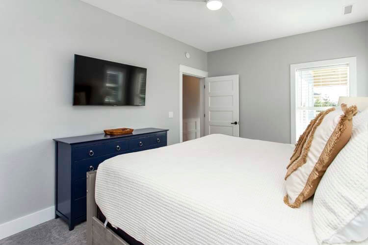 1st Floor King with Private Bath