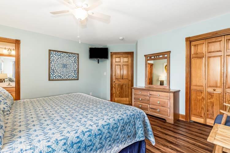 1st Floor King with Private Bath