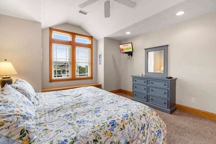 2nd Floor King with Private Bath