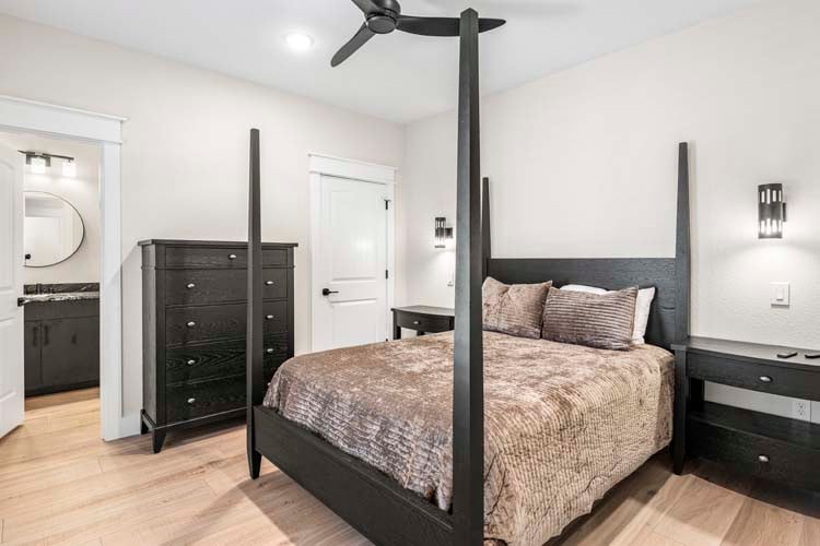 1st Floor Queen with Private Bath (10)