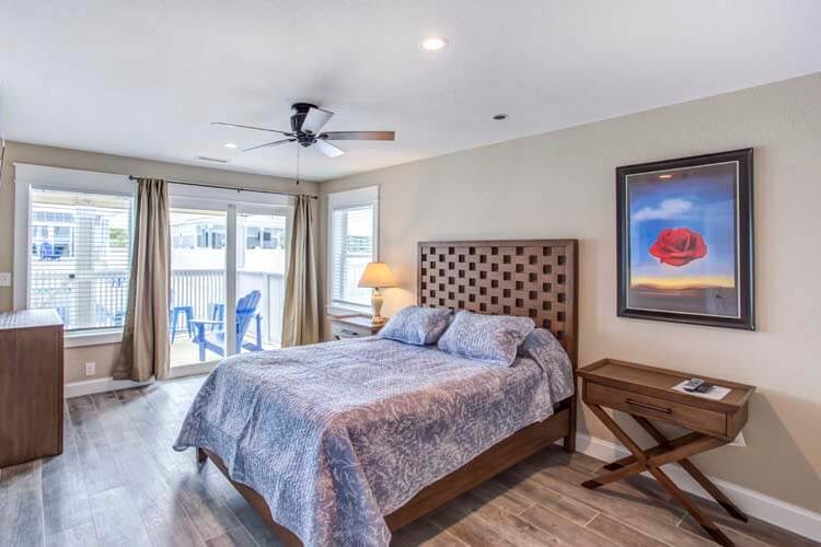 Ground Floor Queen with Private Bath (17)