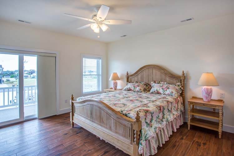 1st Floor King with Private Bath