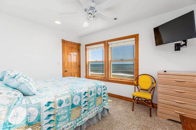 2nd Floor Queen Bedroom