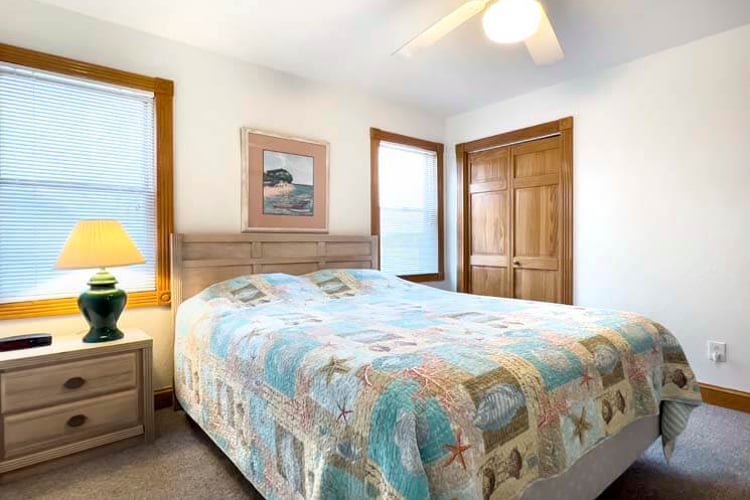 1st Floor Queen Bedroom