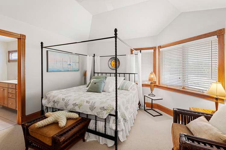 1st Floor King with Private Bath