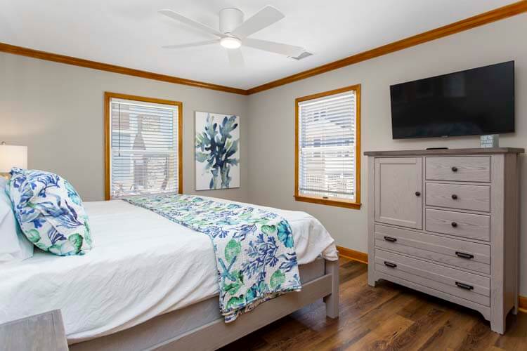 1st Floor King Bedroom