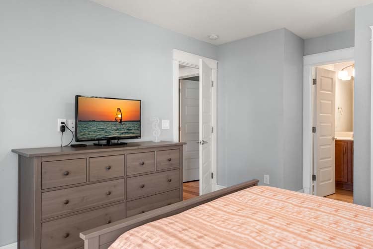 1st Floor Queen with Private Bath