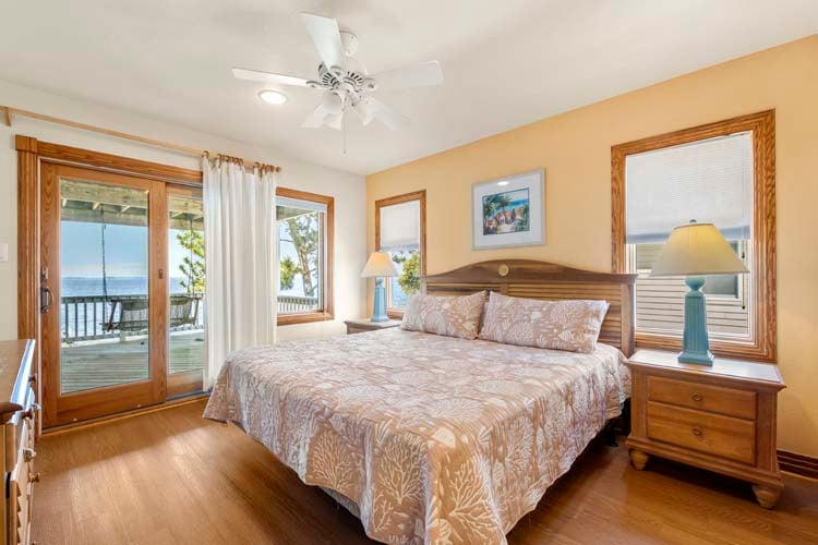 1st Floor King with Private Bath