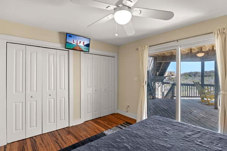 1st Floor King Bedroom