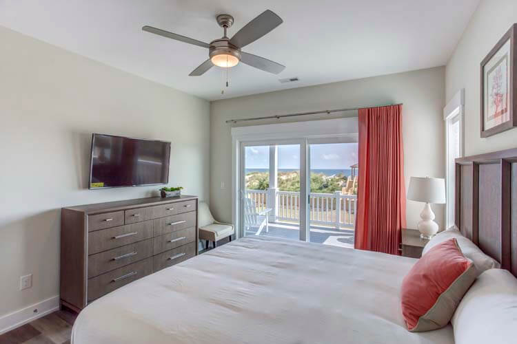 1st Floor King with Private Bath (SE)