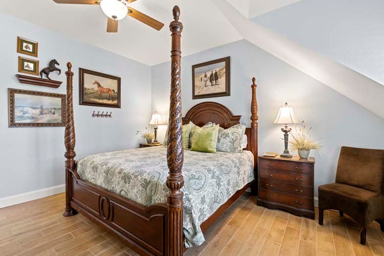 1st Floor King with Private Bath