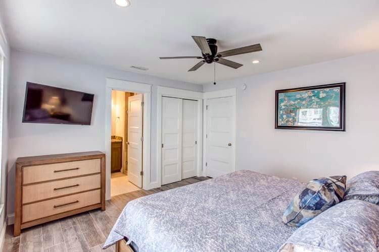 Ground Floor King with Private Bath (15)