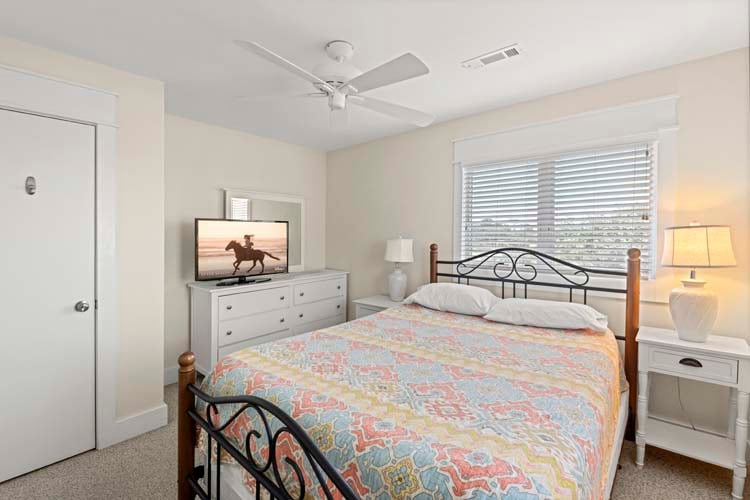 2nd Floor Queen with Private Bath