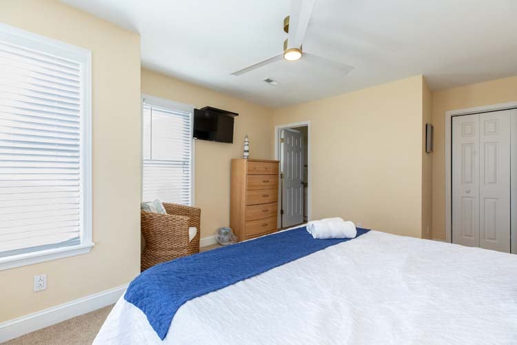 1st Floor King with Private Bath