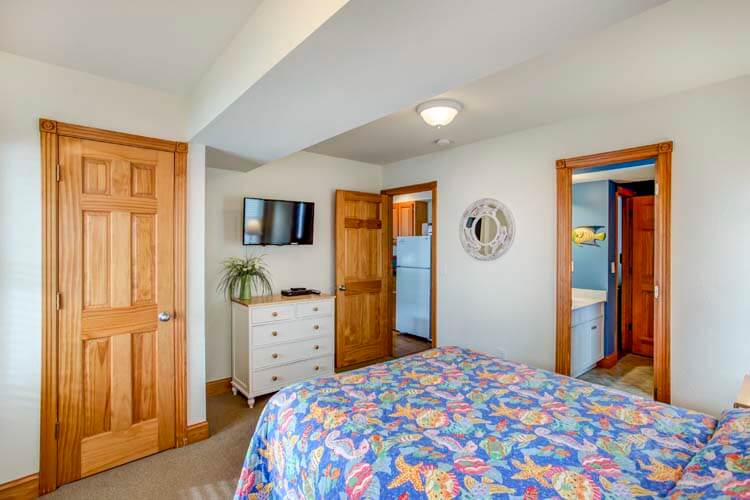 Ground Floor Queen with Shared Bath