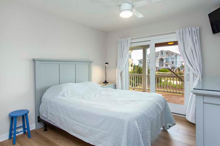 1st Floor Queen with Private Bath