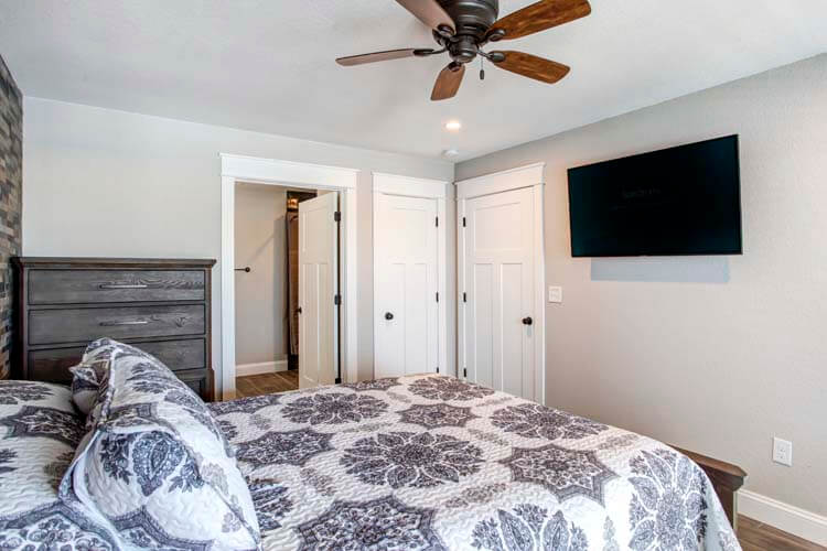 Ground Floor Queen with Private Bath (17)