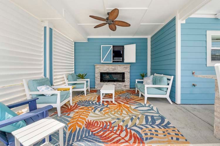 Poolside Lounge
