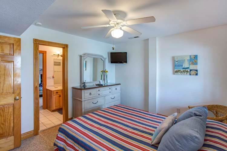 Ground Floor Queen with Shared Bath