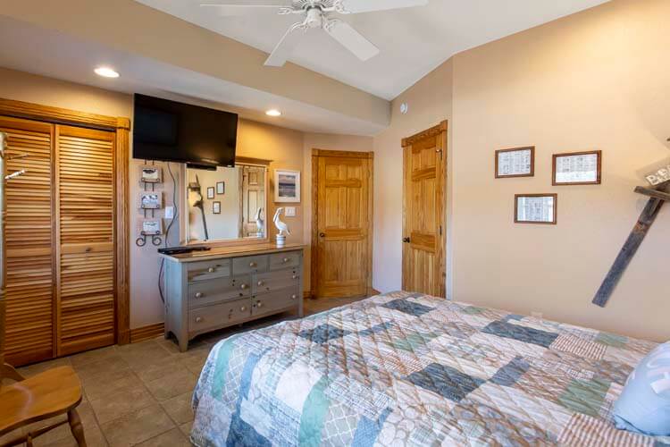 Ground Floor Queen with Shared Bath