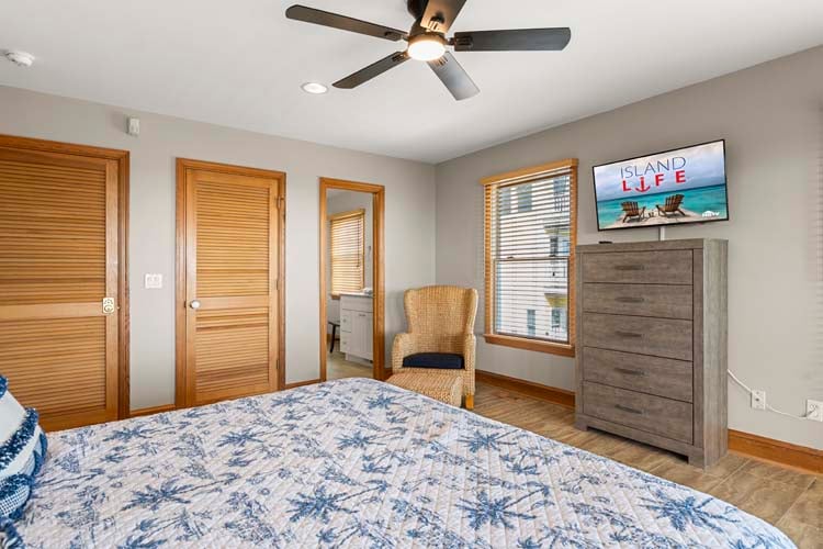 1st Floor King with Private Bath