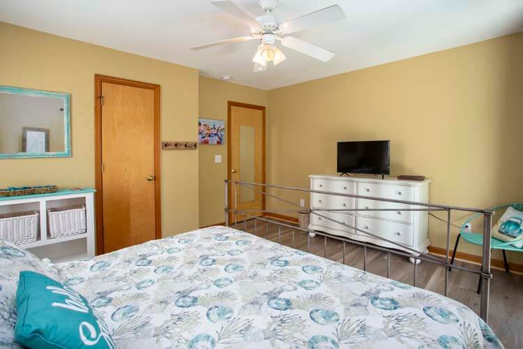 1st Floor King Bedroom