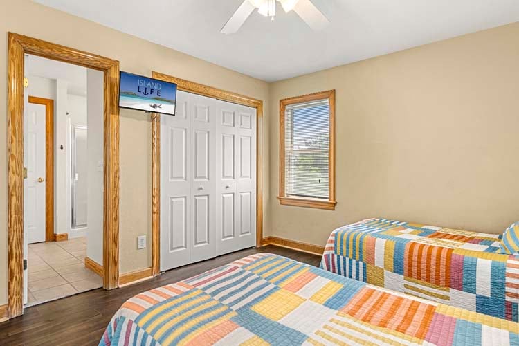 1st Floor Twins with Private Bath