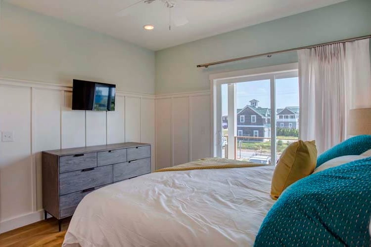 1st Floor King with Private Bath