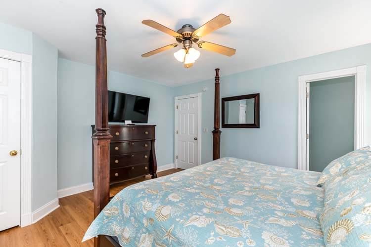 1st Floor King with Private Bath