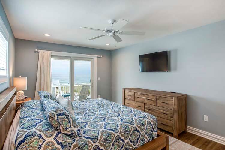 1st Floor NE King with Private Bath