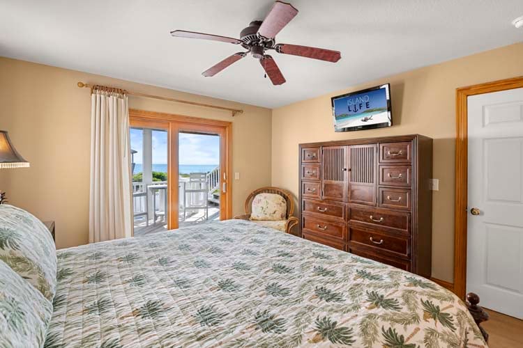 1st Floor Oceanside King with Private Bath
