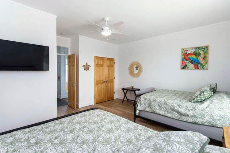 1st Floor Queens with Private Bath