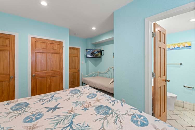 Ground Floor Queen and Daybed with Private Bath