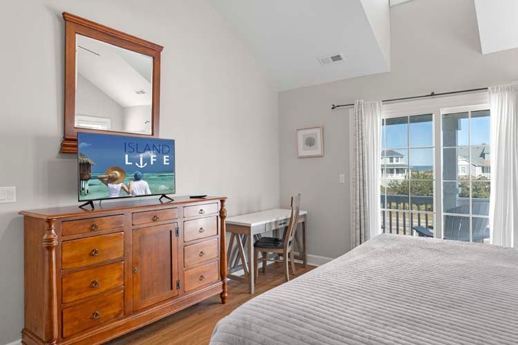 2nd Floor King with Private Bath