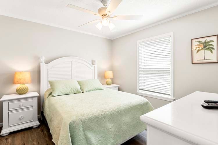 1st Floor Queen with Shared Bath (4)