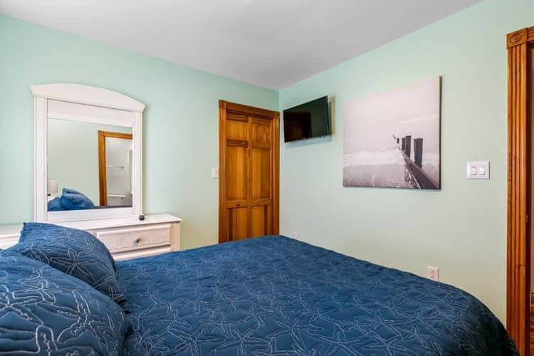 Ground Floor Queen with Private Bath