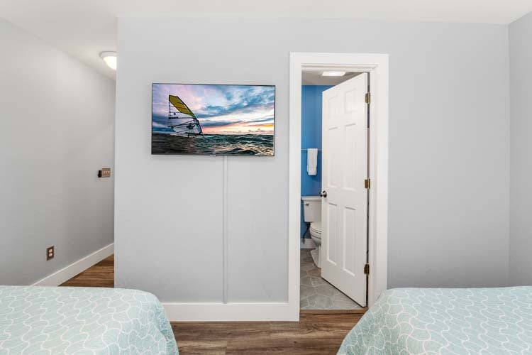 1st Floor Queens with Private Bath